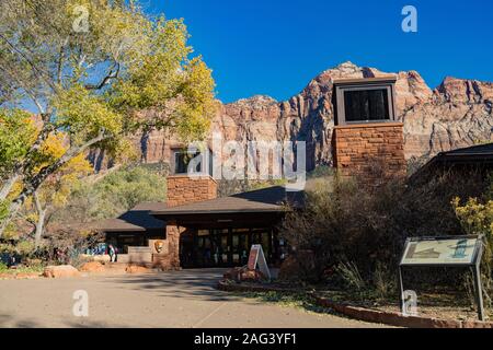 Utah, NOV 11: auto vista esterna del Centro Visitatori del Parco Nazionale di Zion Visitor Center il Nov 11, 2019 a Utah Foto Stock