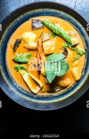 Un colpo ad alto angolo di una zuppa d'arancia con verdure dentro un bel piatto - perfetto per un blog di cibo Foto Stock