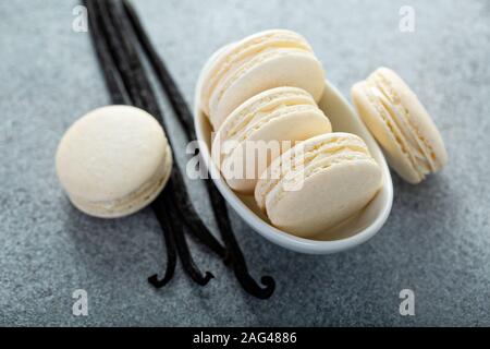 La vaniglia macarons in una piccola ciotola Foto Stock