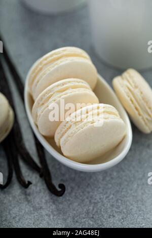 La vaniglia macarons in una piccola ciotola Foto Stock