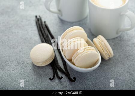 La vaniglia macarons in una piccola ciotola Foto Stock