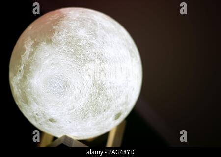 Primo piano di un pianeta bianco illuminato come una luna Foto Stock