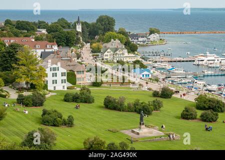 Isola di Mackinac: Marquette Park e la statua di Jacques Marquette visto da Fort Mackinac. Foto Stock