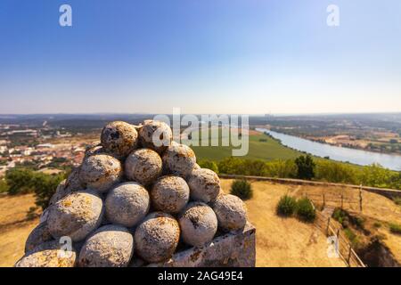Inquadratura ad alto angolo di una scultura di forme rotonde multiple con un paesaggio sullo sfondo Foto Stock