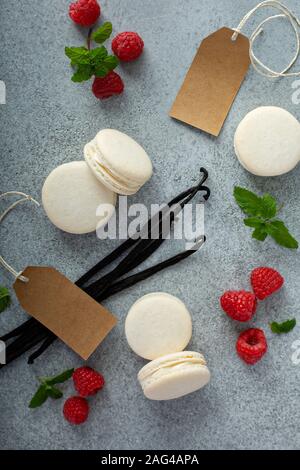 La vaniglia macarons su una superficie grigia Foto Stock