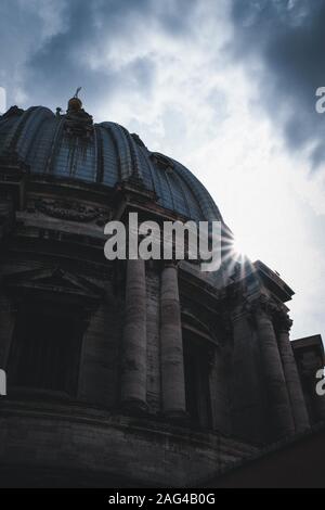 Immagine verticale ad angolo basso di una stanghetta con un giro cupola sotto il bel cielo nuvoloso Foto Stock