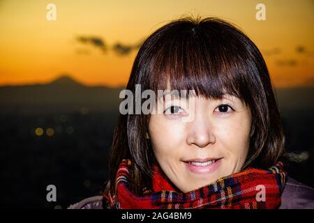 Ragazza giapponese godendo di un tramonto Foto Stock