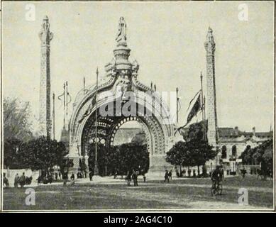 . Recensione di recensioni e mondo del lavoro. ntence o due del generale-ization, per confrontare la esposizione di Parigi del 1900 con quella del 1889-che ha lasciato dietro di esso la Torre Eiffel come il suo più durevole andmonument di sopravvivenza. In alcuni rispetti la presente uno splendido isless rispetto al suo predecessore locale. Nella maggior parte dei saluti, tuttavia questo expositionseems a me ben maggiore e più significativi.Il suo spazio di massa è tre o quattro volte come largeas quella occupata dalla famosa esposizione di1878, di cui il Palazzo del Trocadero, thendeemed in modo notevole un monumento architettonico,rimane come un museo permanente e anche come abui Foto Stock