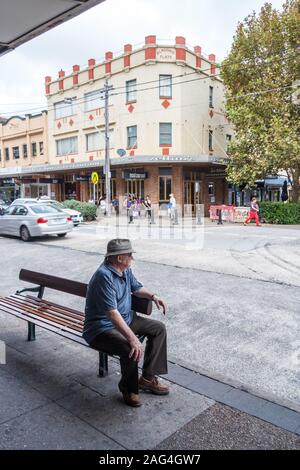 Sydney, Australia - 26 Marzo 2013: un uomo si siede su una panchina in Randwick. Questo è un sobborgo della città. Foto Stock