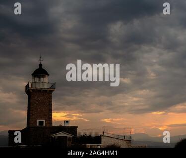 Bellissimo scatto di un faro durante un tramonto mozzafiato Foto Stock