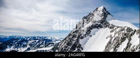 Vista sulla montagna austriaca più alta Grossglockner. Un paesaggio alpino di montagna Foto Stock