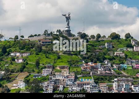 La Vergine di El Panecillo statua che si affaccia a Quito, Ecuador. Foto Stock
