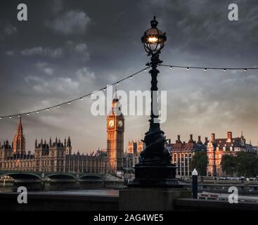 Bellissimo primo piano di streetlight di fronte al Big Ben e la Camera del Parlamento Foto Stock