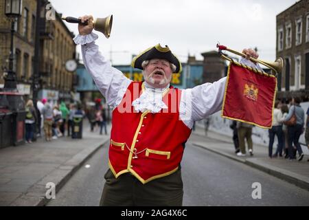 LONDON, Regno Unito - 30 Maggio 2016: Tradizionale Town Crier soffietto le notizie di eventi nel mercato di Camden Foto Stock