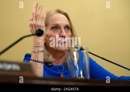 Rappresentante degli Stati Uniti Maria Gay Scanlon (Democratico della Pennsylvania), parla durante una di noi le regole della casa audizione del Comitato sull'impeachment contro il presidente Donald Trump, Martedì, Dicembre 17, 2019, sul colle del Campidoglio di Washington. Credito: Jacquelyn Martin/Piscina via CNP /MediaPunch Foto Stock