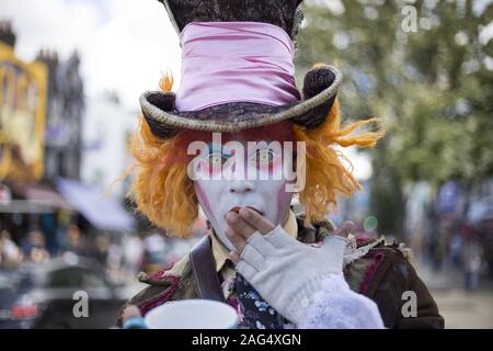 LONDON, Regno Unito - Luglio 31, 2016: Street performer ri-decreta il Mad Hatter's tea party per i turisti a Camden Market Foto Stock