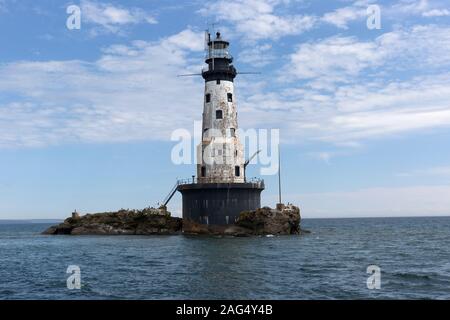 I grandi laghi 1908 storico statunitense Coast Guard Rock of Ages lighthouse west di Isle Royale, Michigan sul Lago Superiore Foto Stock