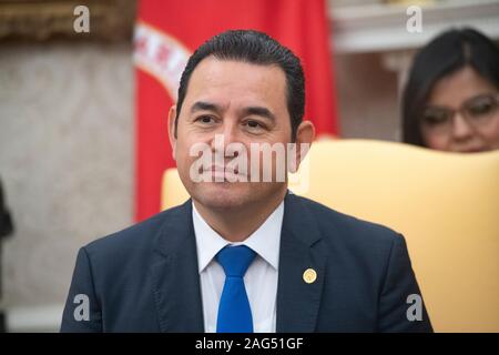 Il presidente Jimmy Morales della Repubblica del Guatemala ascolta come presidente degli Stati Uniti Trump rende commento accogliendo Lui all Ufficio Ovale della Casa Bianca di Washington, DC martedì, 17 dicembre 2019Credito: Ron Sachs/Piscina via CNP /MediaPunch Foto Stock