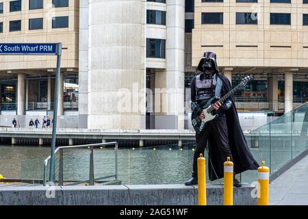 Melbourne, Australia - 14 dicembre 2019: l'artista di strada vestiti come Darth Vader di suonare una chitarra elettrica Foto Stock