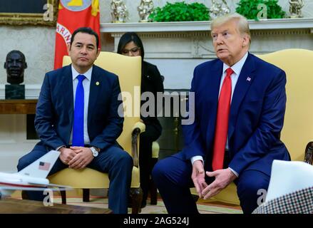 Il Presidente degli Stati Uniti, Trump incontra il presidente Jimmy Morales della Repubblica del Guatemala nell'Ufficio Ovale della Casa Bianca di Washington, DC martedì, 17 dicembre 2019Credito: Ron Sachs/Piscina via CNP /MediaPunch Foto Stock