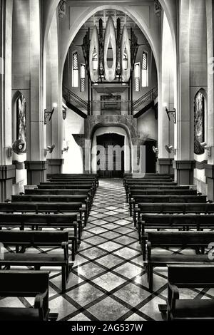 Immagine verticale in scala di grigi dell'interno di una vecchia storia Chiesa cristiana Foto Stock