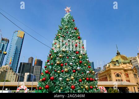 LED albero di Natale e le decorazioni di Natale in Piazza Federation Square a Melbourne, Australia Foto Stock