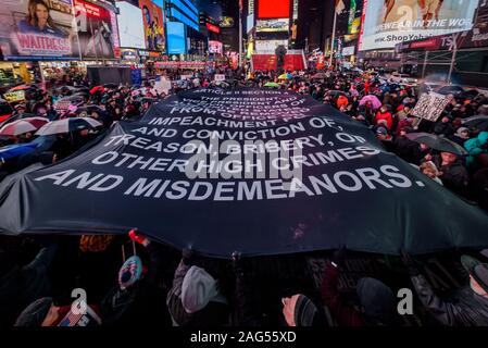 New York, Stati Uniti d'America. Xvii Dec, 2019. La prima notte la Camera dei Rappresentanti ha un sobrio votare per impeach Trump, centinaia di migliaia di Americani hanno aderito al ''nessuno è al di sopra della legge" coalizione a più di 500 manifestazioni previste in tutto il paese, invitando gli Stati Uniti Assemblea a votare per impeach presidente Donald Trump. In New York City migliaia di manifestanti sono scesi in strada, raccogliendo il 17 dicembre 2019 a Padre Duffy Square a Times Square e hanno marciato verso il basso Broadway di Union Square. Credito: Erik McGregor/ZUMA filo/Alamy Live News Foto Stock