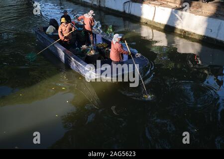 I dipendenti del comune di Bangkok in una barca sul canal Klong Lotto (Klong Lod / Klong signore) nell'area della città vecchia di Bangkok, Thailandia, la raccolta di rifiuti Foto Stock