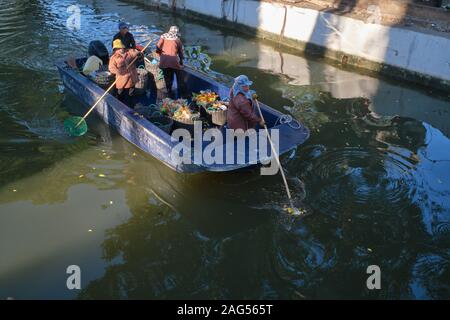 I dipendenti del comune di Bangkok in una barca sul canal Klong Lotto (Klong Lod / Klong signore) nell'area della città vecchia di Bangkok, Thailandia, la raccolta di rifiuti Foto Stock