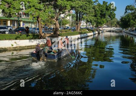 I dipendenti del comune di Bangkok in una barca sul canal Klong Lotto (Klong Lod / Klong signore) nell'area della città vecchia di Bangkok, Thailandia, la raccolta di rifiuti Foto Stock