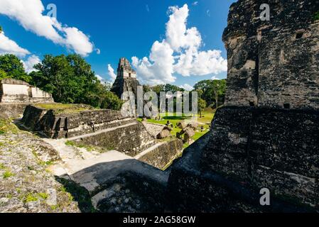 TIKAL, GUATEMALA Piramidi situate in El Peten reparto, Parco Nazionale di Tikal. Foto Stock