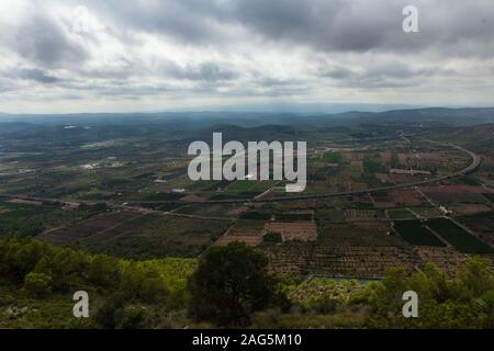 Lo spagnolo pianure e colline di Santa Lucia belvedere (Alcossebre o Alcala de Xivert, Spagna). Bellissima vista della magnifica natura durante l'estate. Foto Stock