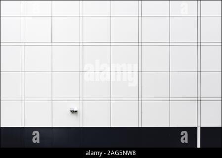 Parete bianca moderna con quadrati perfetti per uno sfondo neutro Foto Stock