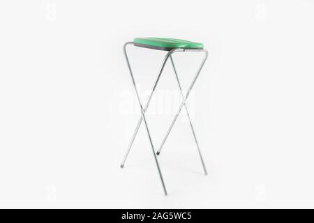 Sgabello alto con sedile verde isolato su a. sfondo bianco Foto Stock