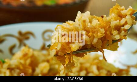 Riso fritto, cucina del Ghana, Tradizionale assortimento di piatti africani, vista dall'alto. Foto Stock
