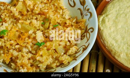 Riso fritto, cucina del Ghana, Tradizionale assortimento di piatti africani, vista dall'alto. Foto Stock