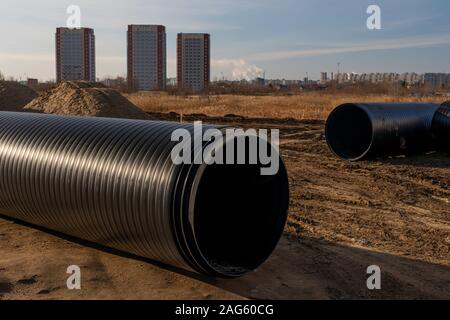 Round grandi tubi di plastica per interrare utility. Foto Stock