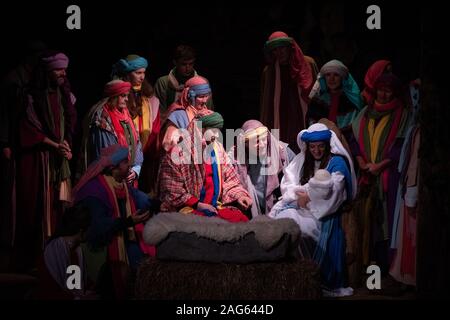 I Cast Members eseguire sul palco durante la prova generale per la Wintershall Station Wagon della natività di giocare in Bramley, Surrey. Foto Stock