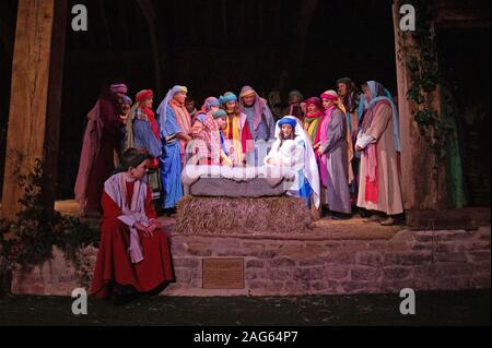 I Cast Members eseguire sul palco durante la prova generale per la Wintershall Station Wagon della natività di giocare in Bramley, Surrey. Foto Stock