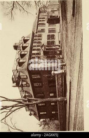 . Campi storici e case signorili del Middlesex. e eminente commentatore lui-auto. In questa casa, potremmo ma rendere le sue pareti 'voluble', wemight scrivere gli annali del banco e bar. Si erge in mezzo alle strutture thefrailer stanch come la costituzione, mentre il suo vecchio-time,imparato abitante ormai da tempo ha obbedito alla citazione di theSupreme tribunale di ultima istanza, dove non vi è più alcuna conflictof leggi. Ash Street è il nome dato alla vecchia strada statale di piombo-ing per i fiumi lato, v^qui in precedenza esisteva un eminenceknown come Windmill Hill, più tardi il sito di balneazione Brattles-casa, da cui il modo in cui era conosciuto come B Foto Stock