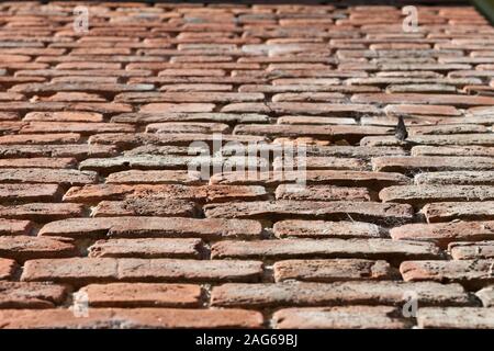 Immagine dettagliata angolata della texture inglese della parete in mattoni con un motivo Flemish Bond Foto Stock