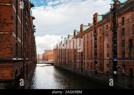 Amburgo, Germania - 3 Agosto 2019: Warehouse District Speicherstadt o. Wandrahmsfleet canal. Patrimonio mondiale dell UNESCO Foto Stock