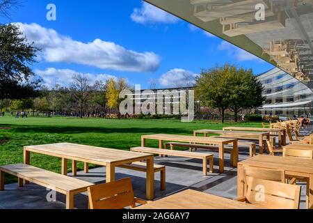 Cupertino CA USA dicembre 14, 2019: Apple sede edificio uffici esterni Corte interna all'aperto con zona pranzo, su un luminoso freddo giorno di dicembre. Foto Stock