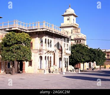 Cancello di ingresso per il palazzo della città conosciuta anche come Chandra Mahal, Jaipur, Rajasthan, India. Foto Stock