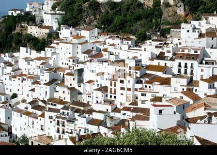 Vista in elevazione del tradizionale villaggio bianco, Casares, provincia di Malaga, Andalusia, Spagna, Europa occidentale Foto Stock