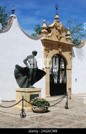 Statua di bronzo del matador Cayetano Ordonez fuori il Bullring, Ronda, provincia di Malaga, Andalusia, l'Europa. Foto Stock