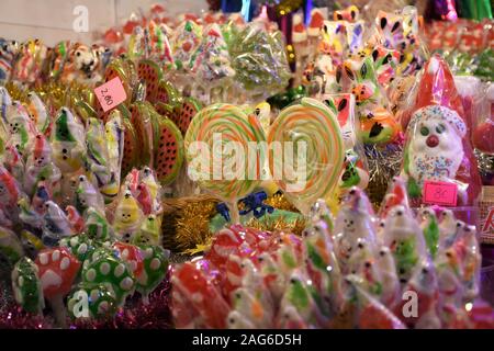 Pressione di stallo o sostare con tradizionale colorato e festoso di caramelle e lecca lecca al mercatino di Natale Foto Stock
