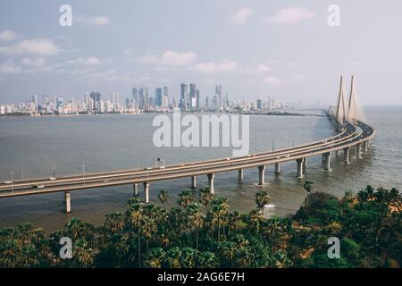 La foto ad alto angolo di Bandra Worli sealink a Mumbai è avvolta con nebbia Foto Stock