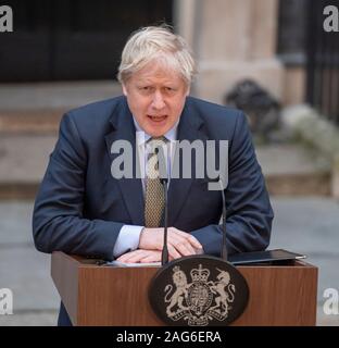 10 Downing Street, Londra, Regno Unito. Il 13 dicembre 2019. PM Boris Johnson dà un discorso per il supporto assemblato al di fuori n. 10 dopo la frana generale vittoria elettorale. Credito: Malcolm Park/Alamy. Foto Stock