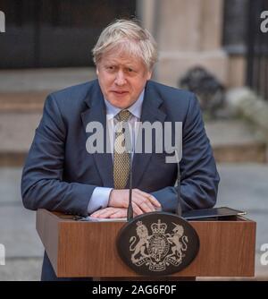 10 Downing Street, Londra, Regno Unito. Il 13 dicembre 2019. PM Boris Johnson dà un discorso per il supporto assemblato al di fuori n. 10 dopo la frana generale vittoria elettorale. Credito: Malcolm Park/Alamy. Foto Stock